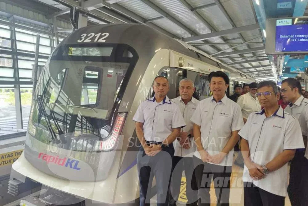 Amir (kiri) meninjau operasi ujian tren LRT Stadium Shah Alam ketika sesi lawatan media pada Rabu.