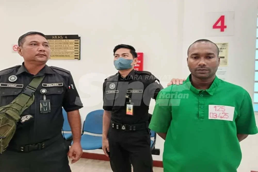 Anggota Jabatan Penjara membawa Arman (kanan) ke Mahkamah Sesyen Shah Alam pada Rabu.