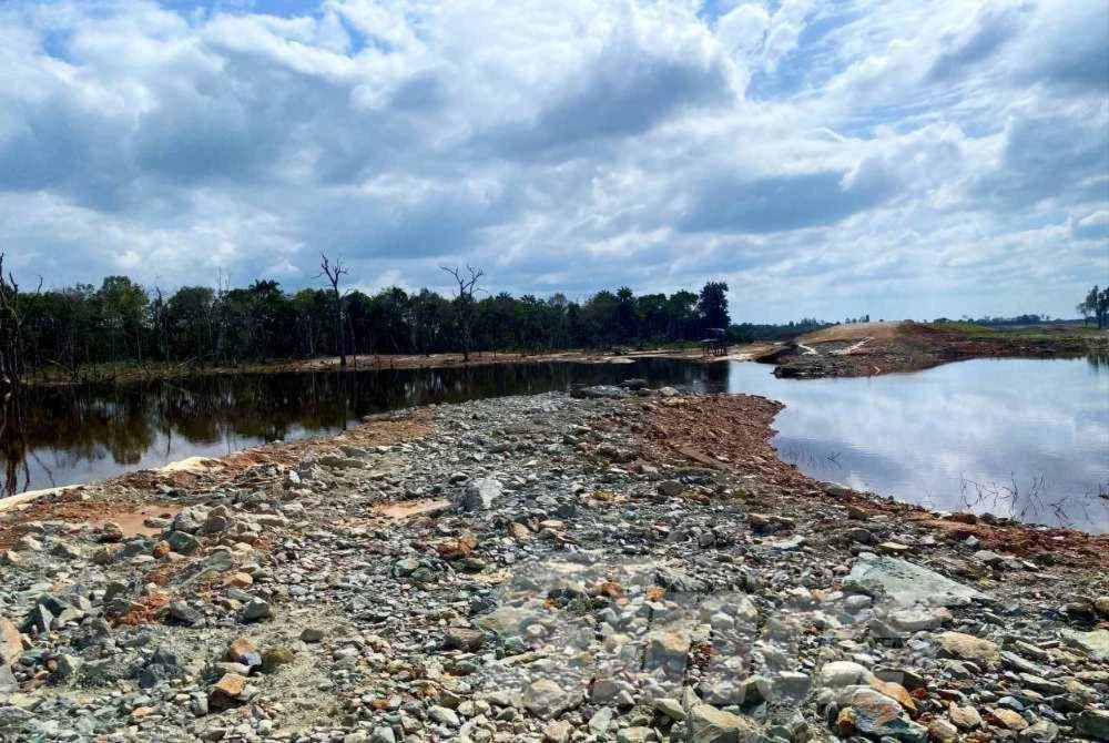 PLSB Sungai Golok yang dijangkakan bakal menyelamatkan penduduk di sepanjang Sungai Golok itu telah menyebabkan mereka bukan sahaja perlu berdepan banjir yang buruk sehingga menenggelamkan bumbung rumah tetapi banjir termenung yang mengambil masa lama.
Foto: SINAR HARIAN/HAZELEN LIANA KAMARUDIN