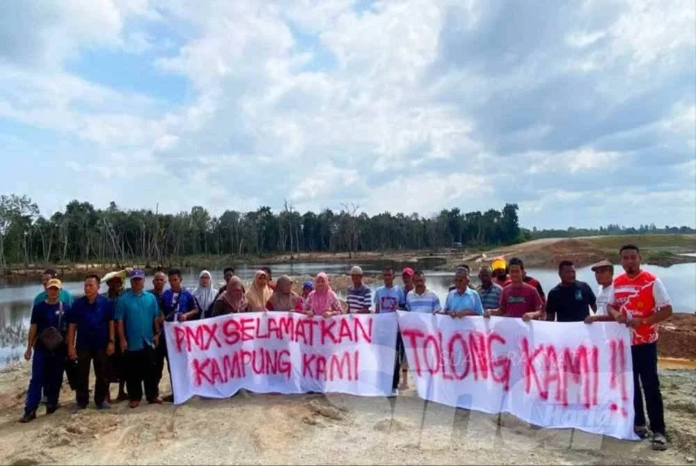 Mereka yang terdiri daripada penduduk, petani, penoreh mewakili lebih 20,000 penduduk dari 30 buah kampung di Rantau Panjang hadir ke tapak PLSB Sungai Golok di Kampung Lanchang dan nekad berbuat demikian bagi meyuarat hasrat agar didengari oleh Perdana Menteri, Datuk Seri Anwar Ibrahim pada Rabu. Foto: SINAR HARIAN/HAZELEN LIANA KAMARUDIN