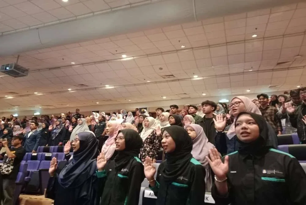 Pelajar membacakan ikrar Anti Rasuah dalam program SPRM - UiTM Inspira 2025: Hari Integriti & Kepimpinan di UiTM Cawangan Puncak Alam pada Rabu.