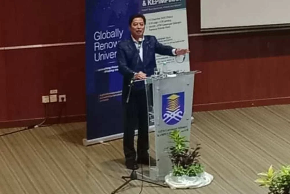 Azam ketika berucap dalam program SPRM - UiTM Inspira 2025: Hari Integriti & Kepimpinan di UiTM Cawangan Puncak Alam.