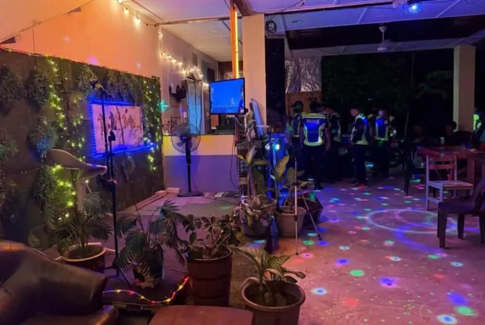 Premis milik seorang lelaki warga emas berusia 65 tahun itu diserbu oleh anggota penguat kuasa dalam satu operasi bermula jam 9 malam hingga 1 pagi. Foto: MDB