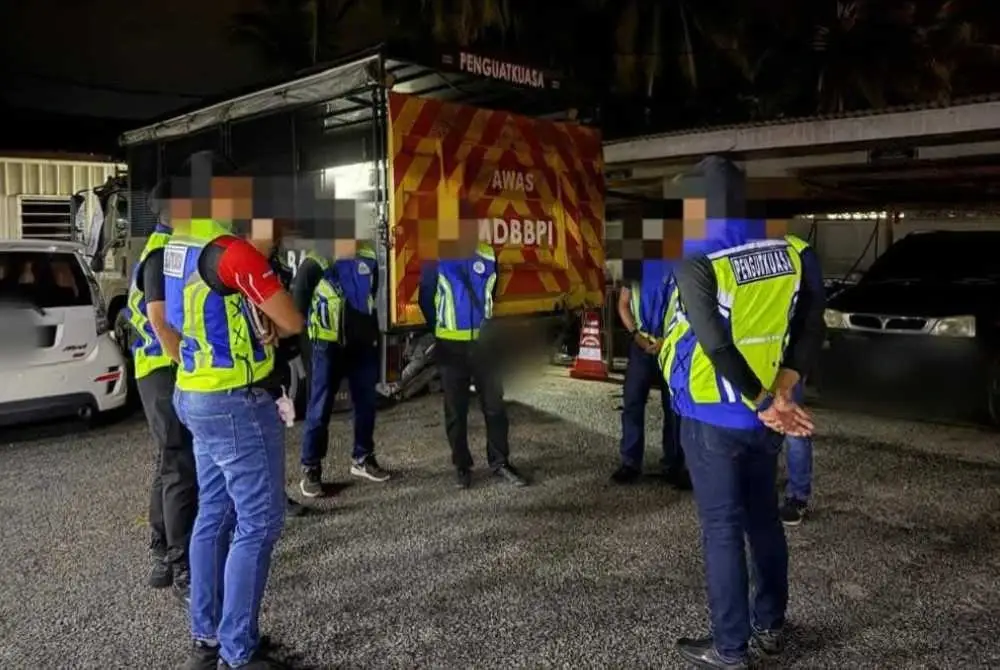 MDB berjaya membongkar taktik licik yang digunakan oleh pemilik kedai makan dengan menjadikan ia sebagai pusat karaoke haram selepas menyerbu premis tersebut di Kampung Pulau Kambing, Kandis, Bachok pada Ahad. - Foto: MDB