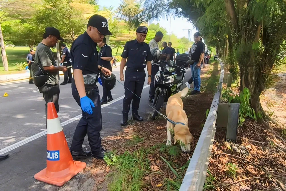 Pasukan Forensik menjalankan siasatan di lokasi kejadian tembakan dua lelaki di dalam kereta