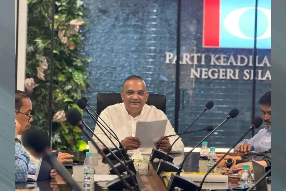 Sathia Prakash sewaktu mengadakan mesyuarat Jabatan Pilihan Raya Negeri bagi PKR Selangor baru-baru ini.