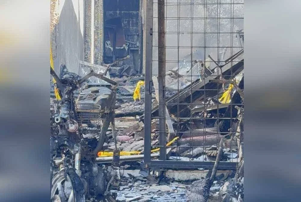 Kedudukan mayat dua beranak (bertanda pita kuning) yang rentung dalam kebakaran di rumah sewa mereka pada pagi Rabu.