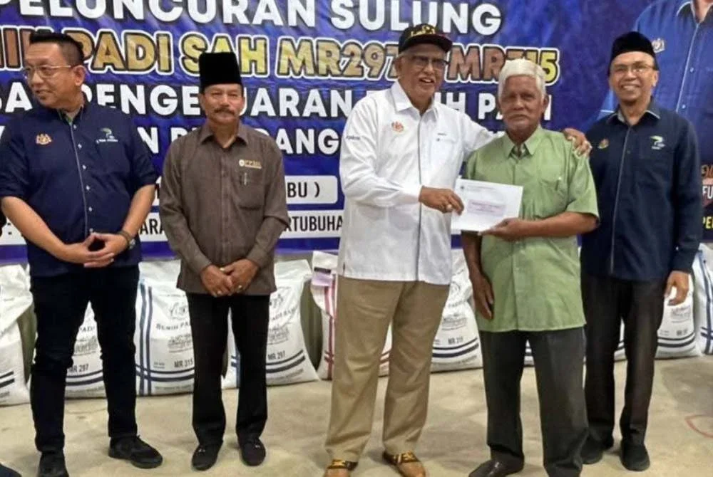 Mahfuz (tengah) hadir pada Pelancaran Sulung Benih Padi Sah MR297 dan MR315 di Pendang pada Rabu.
