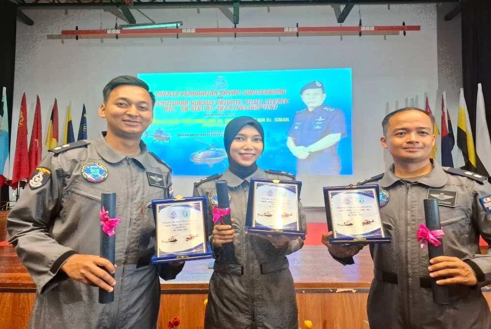 Dari kanan: Muhammad Muzzamer, Nur Izzati dan Mohammad Azim Fiqri masing-masing menerima anugerah peserta terbaik. 