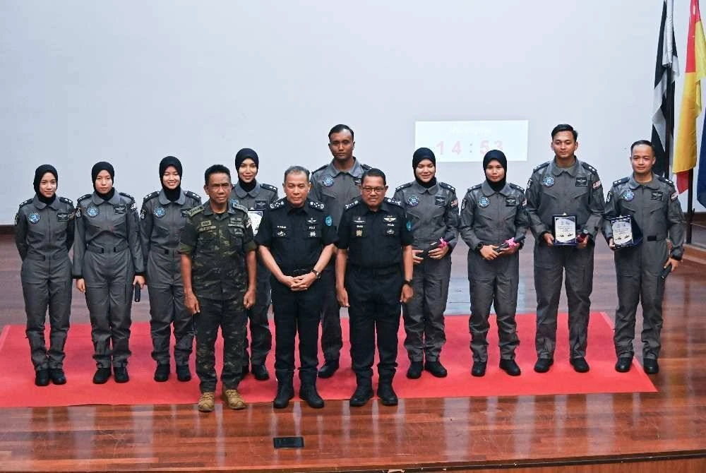 Mohd Khalid (depan, tengah) bergambar bersama pelatih pada perasmian majlis pemakaian sayap penerbangan. Foto: Bernama 