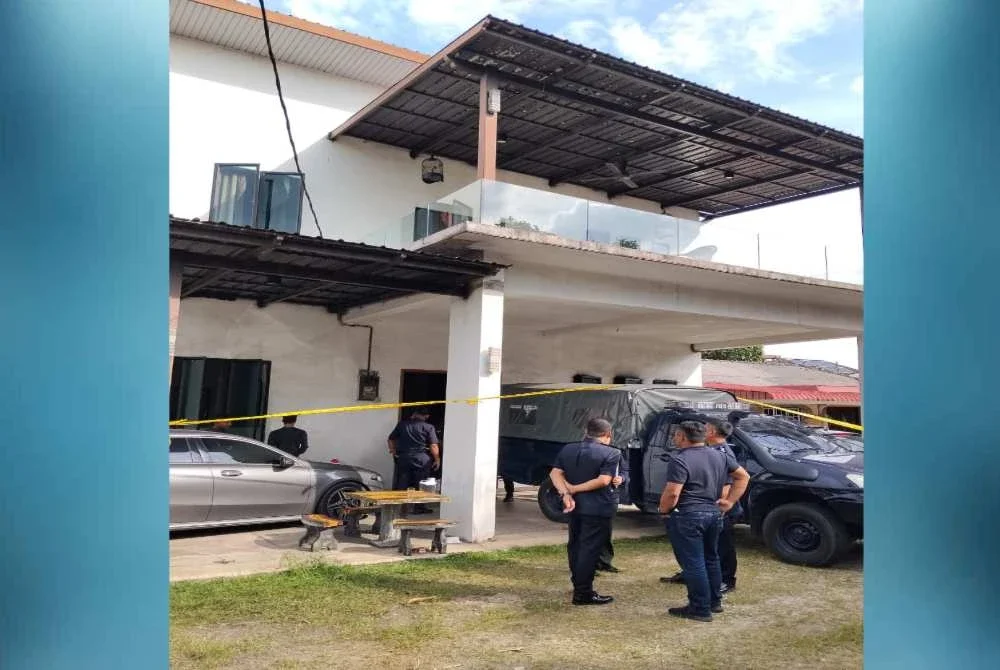 Sebuah rumah banglo dua tingkat terbakar mengorbankan dua beranak. Foto JBPM Johor