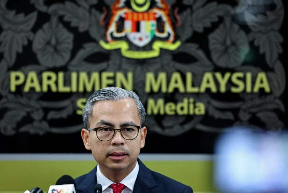 Fahmi ketika sidang akhbar selepas sesi Dewan Negara di Bangunan Parlimen pada Rabu. Foto: Bernama 