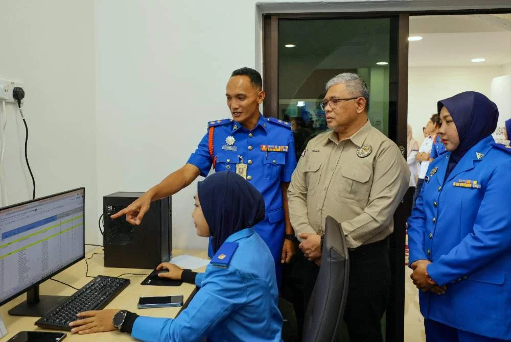 Hussain (tengah) meninjau kemudahan di SDCC Terengganu di Batu Buruk pada Rabu. Foto: Bernama 