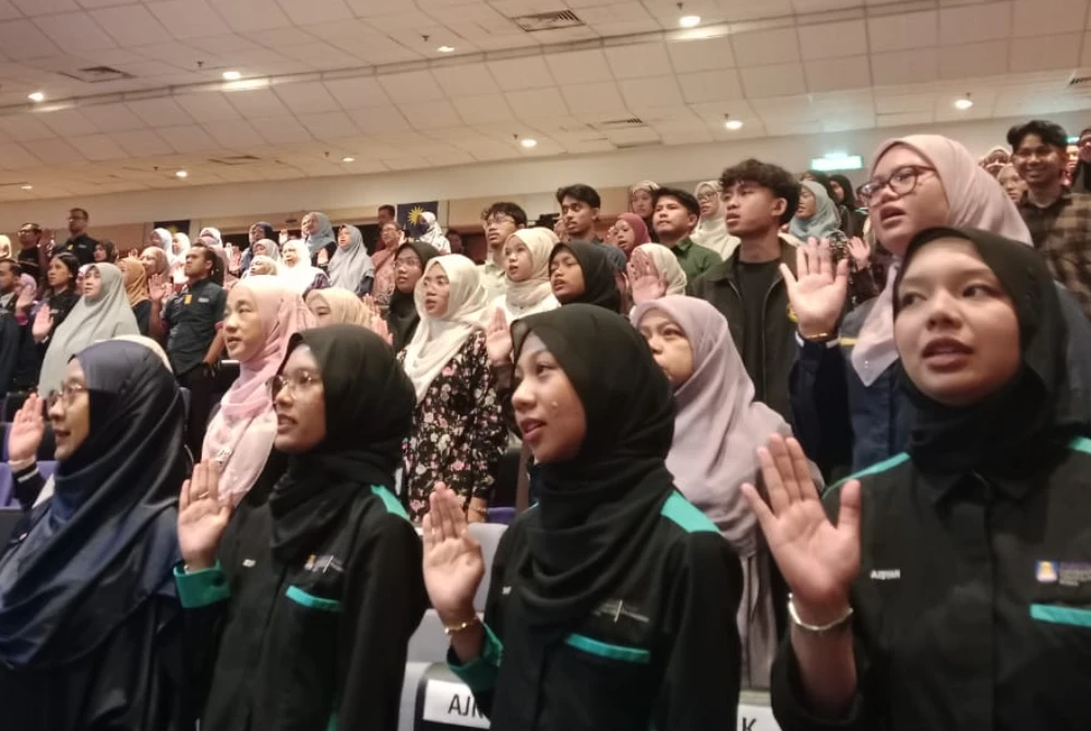 Pelajar membacakan ikrar ketika program SPRM–UiTM INSPIRA 2025: Hari Integriti & Kepimpinan yang turut menampilkan sesi Leadership Talk: Inspirasi Integriti Bersama Ketua Pesuruhjaya SPRM di UiTM Cawangan Selangor, Kampus Puncak Alam pada Rabu.