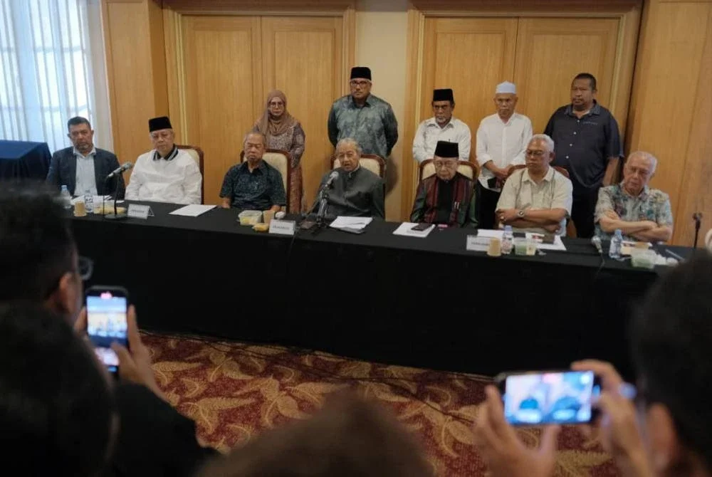  Tun Mahathir (tengah) ketika sidang media selepas mesyuarat Sekretariat Orang Melayu pada Rabu.