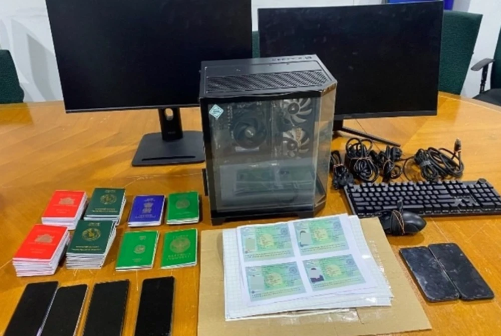 Antara pasport dan peralatan yang dirampas.