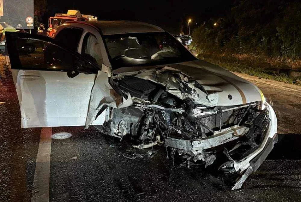 Kereta Mercedes Benz yang dinaiki lelaki berusia 40 tahun remuk teruk akibat kemalangan itu. Foto Bomba Pahang.