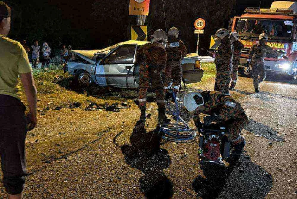 Anggota bomba menggunakan peralatan khas bagi mengeluarkan mangsa yang tersepit. Foto Bomba Pahang.
