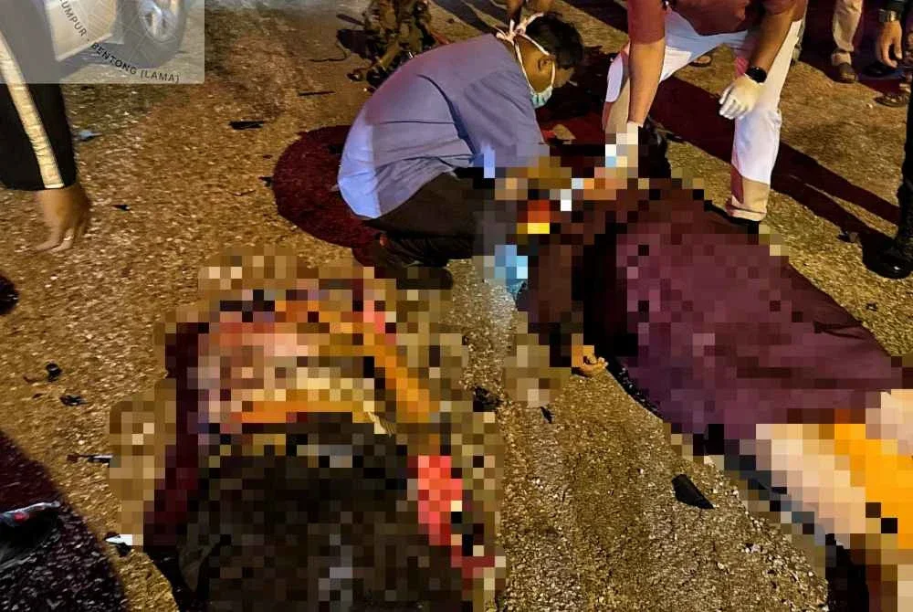 Pasangan suami isteri maut selepas tersepit dalam kemalangan membabitkan dua kereta di Kampung Ketari pada Rabu. Foto Bomba Pahang.