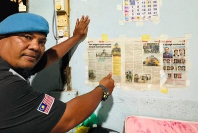 Rosli melihat keratan akhbar Sinar Harian mengenai dirinya yang disimpan oleh Abu Bakar.