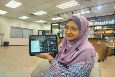 Zaiteena menunjukkan Dashboard Hartanah@Perak yang dibangunkan LPHP untuk rujukan berkaitan data sektor perumahan di negeri ini. 