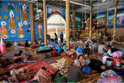 Penduduk di kawasan sempadan Kemboja-Thailand berlindung di sebuah kuil di Siem Reap selepas pertempuran di sempadan itu kembali tercetus. - Foto AFP.
