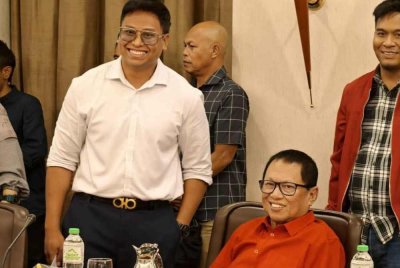 Mohd Puad (duduk kanan) ketika menghadiri Mesyuarat Kerja Tertinggi UMNO pada malam Selasa. - Foto FB Puad Zarkashi