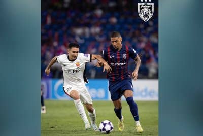 Penyerang JDT, Jairo Da Silva cuba melepasi kawalan pertahanan Shanghai Port FC pada aksi ACLE di Stadium Sultan Ibrahim pada Selasa. Foto Johor Southern Tigers