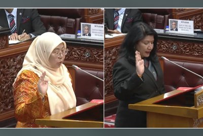 Fuziah (kiri) dan Saraswathy mengangkat sumpah sebagai Ahli Dewan Negara bagi penggal kedua di hadapan Speaker Awang Bemee hari ini. - Foto Dewan Negara
