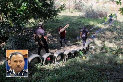 Polis Kelantan menerusi kerjasama dengan MKN, PTG dan JKR merobohkan 10 lagi pangkalan haram di Sungai Golok, Rantau Panjang pada Rabu. Gambar kecil: Mohd Yusoff.