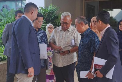 Muhyiddin (dua dari kanan) dan beberapa pemimpin yang menyertai sidang media Mesyuarat Sekretariat Orang Melayu pada Rabu.