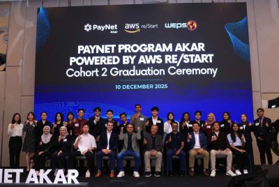 Graduan Program Akar PayNet Powered by AWS re/Start Kohort 2 bersama wakil PayNet dan AWS re/Start pada Majlis Graduasi Kohort 2 yang diadakan pada Rabu.