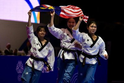 Trio Ying Seah, Wong Zin dan Mei Yee memikat hati juri untuk menghadiahkan mereka 8.560 mata pada saingan akhir di pusat beli-belah Fashion Island. Foto: Majlis Sukan Negara Malaysia.