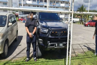 Antara individu yang ditahan terlibat dalam aktiviti lumba haram di Kilometer 4 Jalan Keningau-Apin-Apin, Keningau.