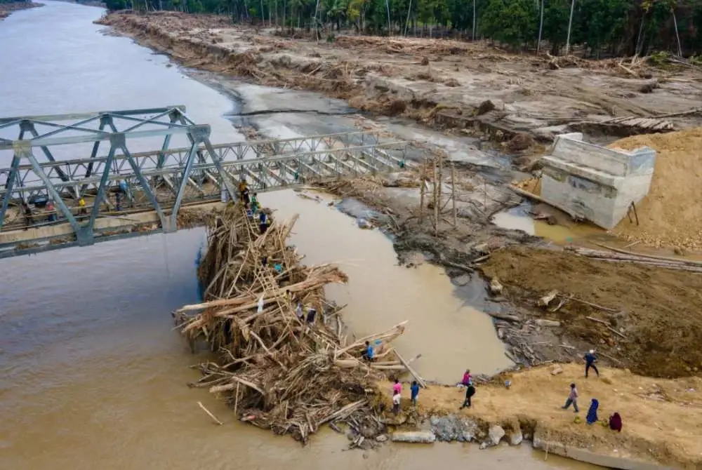 Salah sebuah jambatan menghubungkan Aceh dan Sumatera Utara yang turut musnah akibat banjir dahsyat itu. Foto AFP
