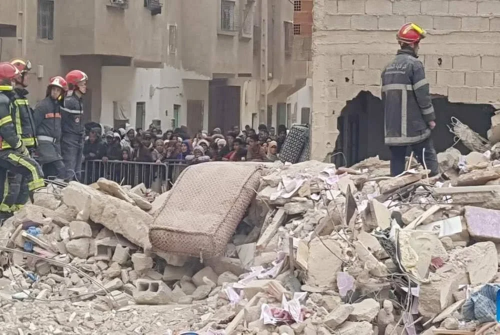 Pasukan penyelamat menjalankan operasi mengesan mangsa lain yang terperangkap dalam runtuhan bangunan di Maghribi pada Rabu. - Foto Saouri Aissa/Xinhua