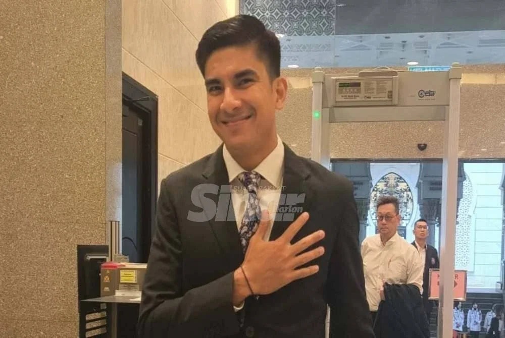 Syed Saddiq yang memakai kot berwarna hitam hadir di Mahkamah Persekutuan di sini bagi prosiding rayuan pihak pendakwaan.
