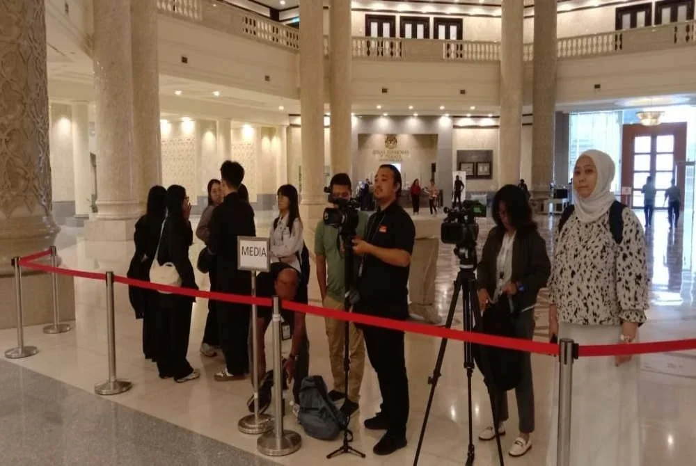 Pengamal media dan keluarga Syed Saddiq hadir di mahkamah sejak awal pagi.
