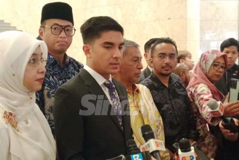 Syed Saddiq ditemui media ketika hadir prosiding rayuan pihak pendakwaan bagi mengetepikan pembebasannya daripada empat pertuduhan menyeleweng dana Angkatan Bersatu Anak Muda (Armada) di Mahkamah Persekutuan, di sini pada Khamis.