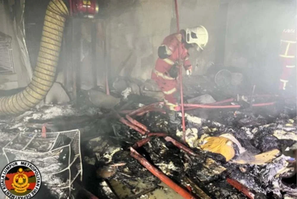 Anggota bomba terpaksa menggunakan dua pam angkut dan pam jentera bagi menyalurkan air ke unit terbabit.