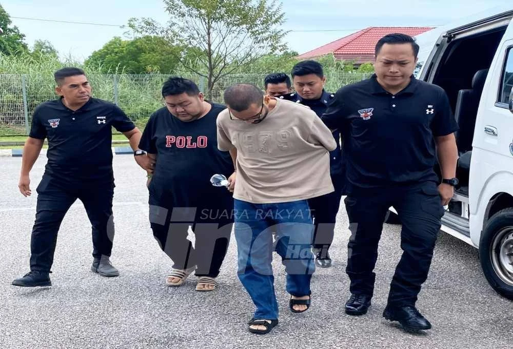 Tertuduh, Raja Yusuf Saifullah (dua,kanan) dan Miqdad tiba di Mahkamah Sesyen Kota Bharu pada Khamis. Foto:SINAR HARIAN
