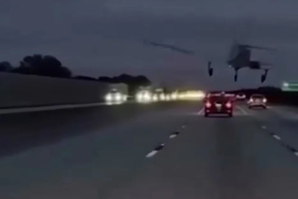 Tangkap layar video tular sebuah pesawat ringan dirakam melakukan pendaratan cemas di atas sebuah kereta di Florida, Amerika Syarikat. Foto: pembaca