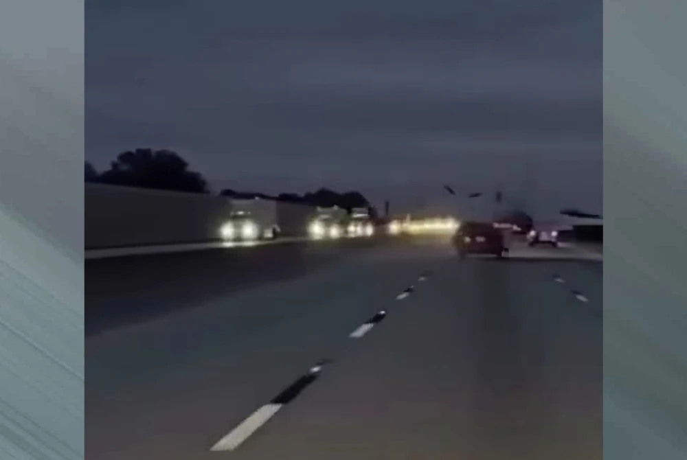 Sebuah pesawat ringan dilaporkan terhempas ketika melakukan pendaratan cemas di atas sebuah kereta di Lebuhraya Interstate-95 berhampiran Merritt Island, Amerika Syarikat pada Isnin.