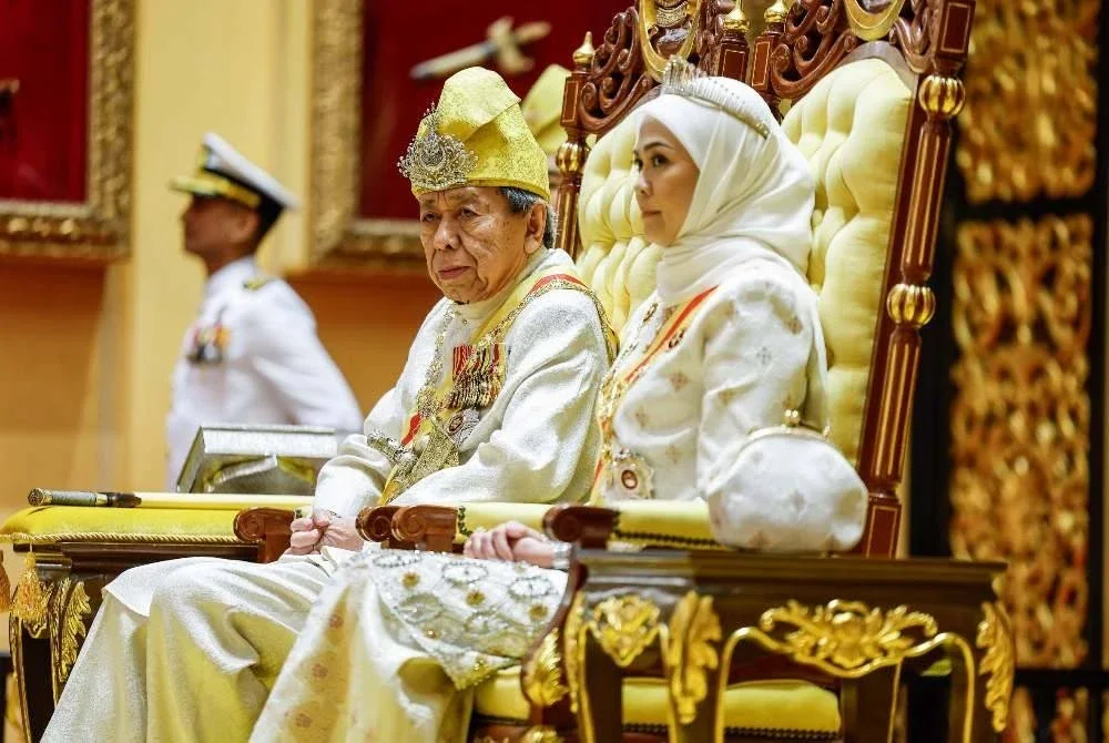 Sultan Selangor Sultan Sharafuddin Idris Shah dan Tengku Permaisuri Selangor Tengku Permaisuri Norashikin berangkat tiba ke Istiadat Pengurniaan Darjah dan Bintang Kebesaran sempena ulang tahun Hari Keputeraan ke-80 baginda di Balairung Seri, Istana Alam Shah pada Khamis. Foto Bernama.