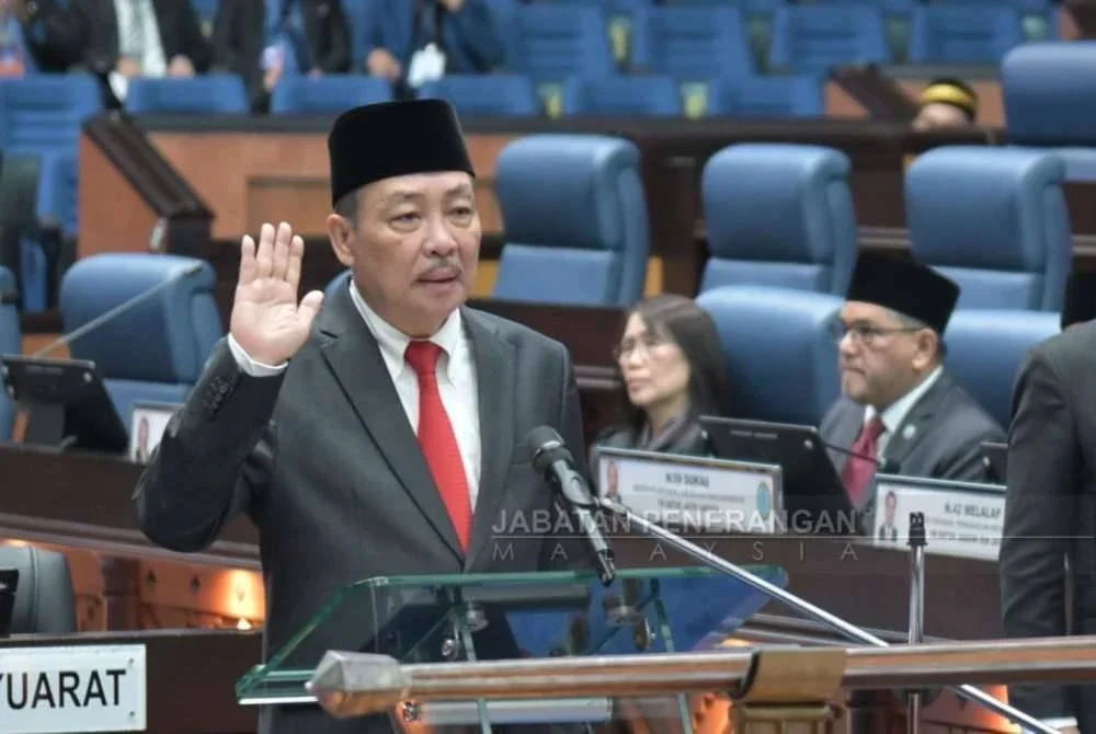 Hajiji mendahului majlis angkat sumpah di hadapan Speaker DUN Sabah Datuk Kadzim M Yahya di DUN Sabah, Kota Kinabalu. Foto Japen