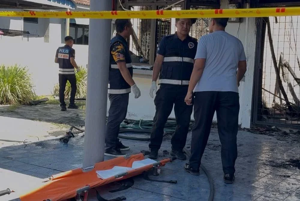 Pasukan forensik sedang menjalankan siasatan di lokasi kejadian.