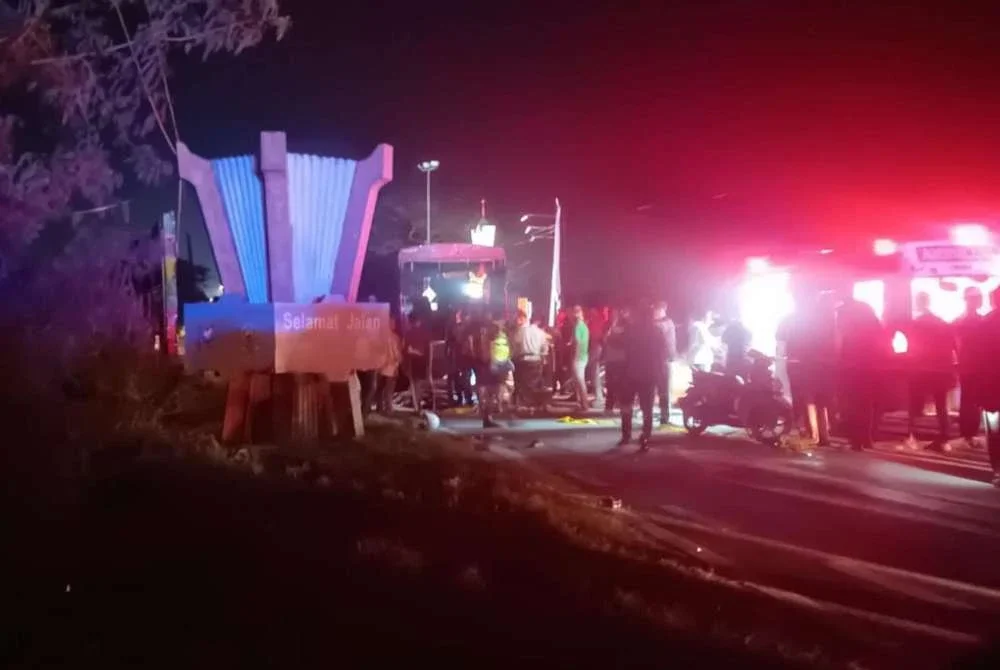 Hasil siasatan awal mendapati kemalangan berpunca daripada kecuaian penunggang yang gagal mengawal kenderaan sehingga menyebabkan ia terbabas. Foto PDRM