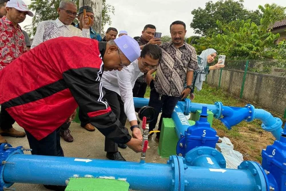 Saizol (dua, kanan) memeriksa air semasa Lawatan Kerja ke Tapak Tangki Kampung Laut di Tumpat pada Khamis. Foto: SINAR HARIAN/HAZELEN LIANA KAMARUDIN