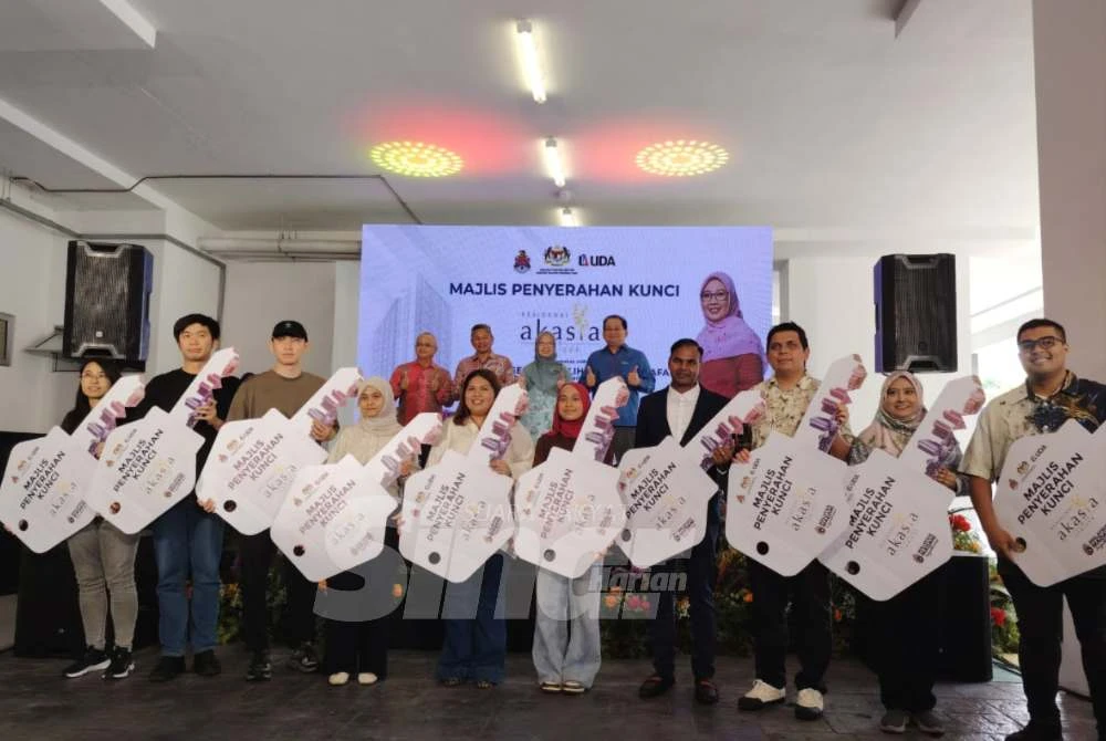 Sebahagian penerima ketika Majlis Penyerahan Kunci di Residensi Akasia Jubilee pada Khamis.