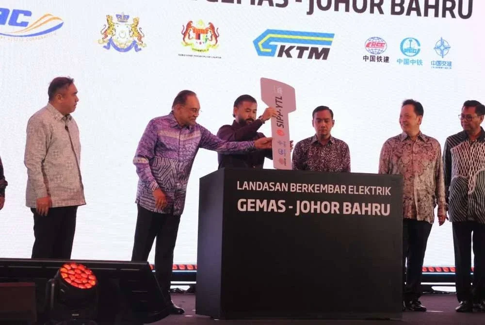 Majlis Penyempurnaan dan Pengoperasian Projek Landasan Berkembar Elektrik Gemas–Johor Bahru (PLBEGJB) di Stesen Kempas Baru, Johor pada Khamis.